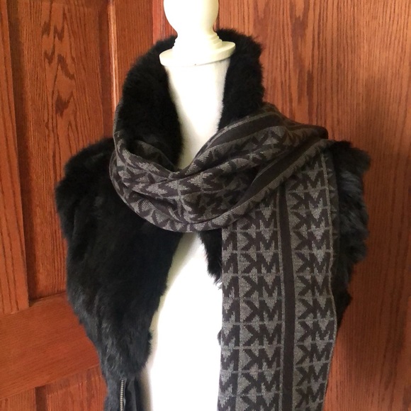 Michael Kors Logo Scarf - Picture 4 of 8